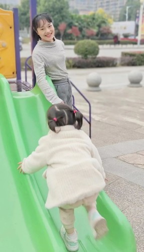 榮亞琴和女兒一起玩耍